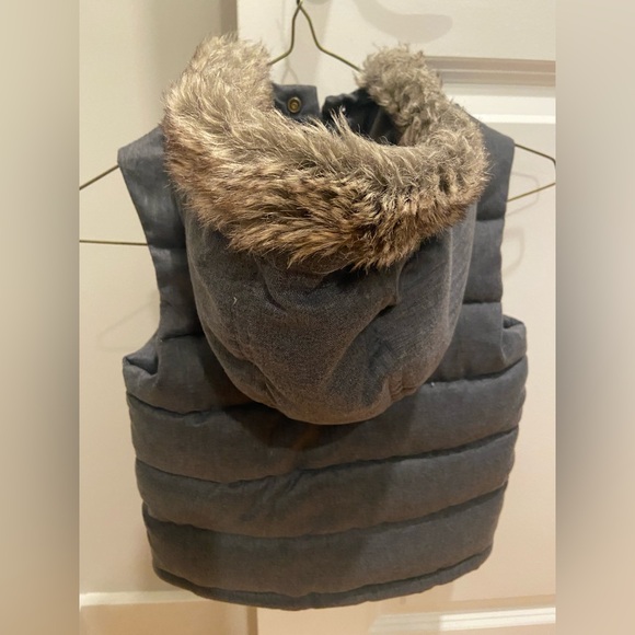 Janie and Jack hooded puffer vest with faux fur trim - Picture 5 of 6